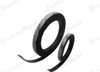 Porcellana La banda magnetica flessibile di gomma d'espulsione con adesivo sopra appoggia per la pubblicità fornitore