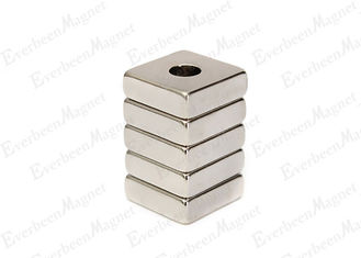 Porcellana Il quadrato/blocchetto dei magneti svasati 1 * 1 * 1/2 del neodimio misura assiale in pollici magnetizzato fornitore