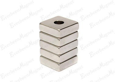 Porcellana Il quadrato/blocchetto dei magneti svasati 1 * 1 * 1/2 del neodimio misura assiale in pollici magnetizzato distributore